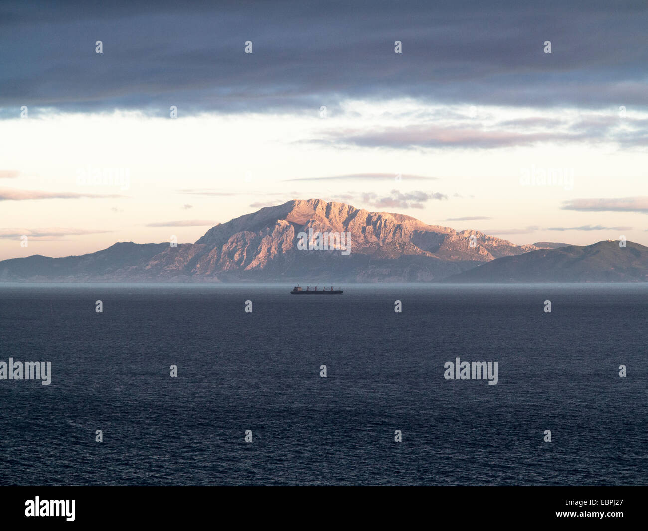 Lo stretto di Gibilterra tra Spagna e Marocco. La Musa mountain in background Foto Stock