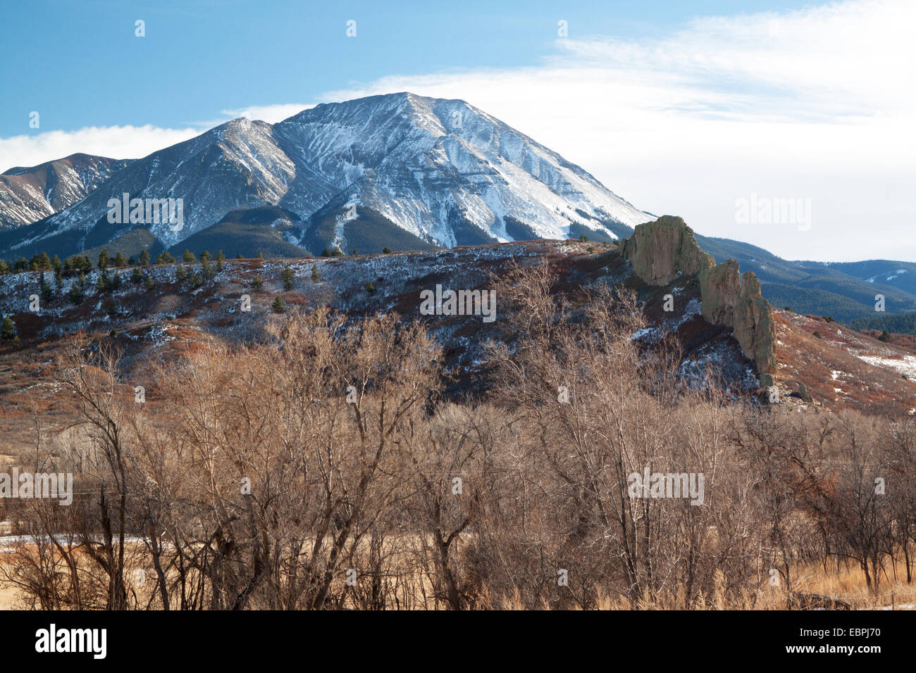 Inverno a vista del West spagnolo di picco e radiale dicco vulcanico vicino La Veta in Huerfano County, Colorado Foto Stock