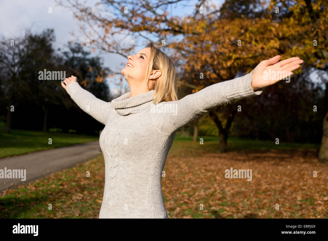 Giovane donna sentirsi liberi in un parco Foto Stock