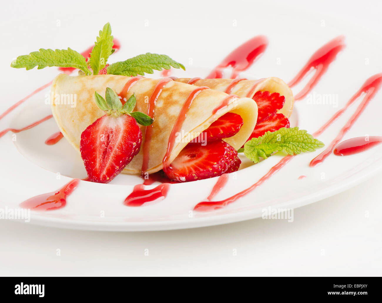 Crepes dolci con fragole fresche. Messa a fuoco selettiva Foto Stock