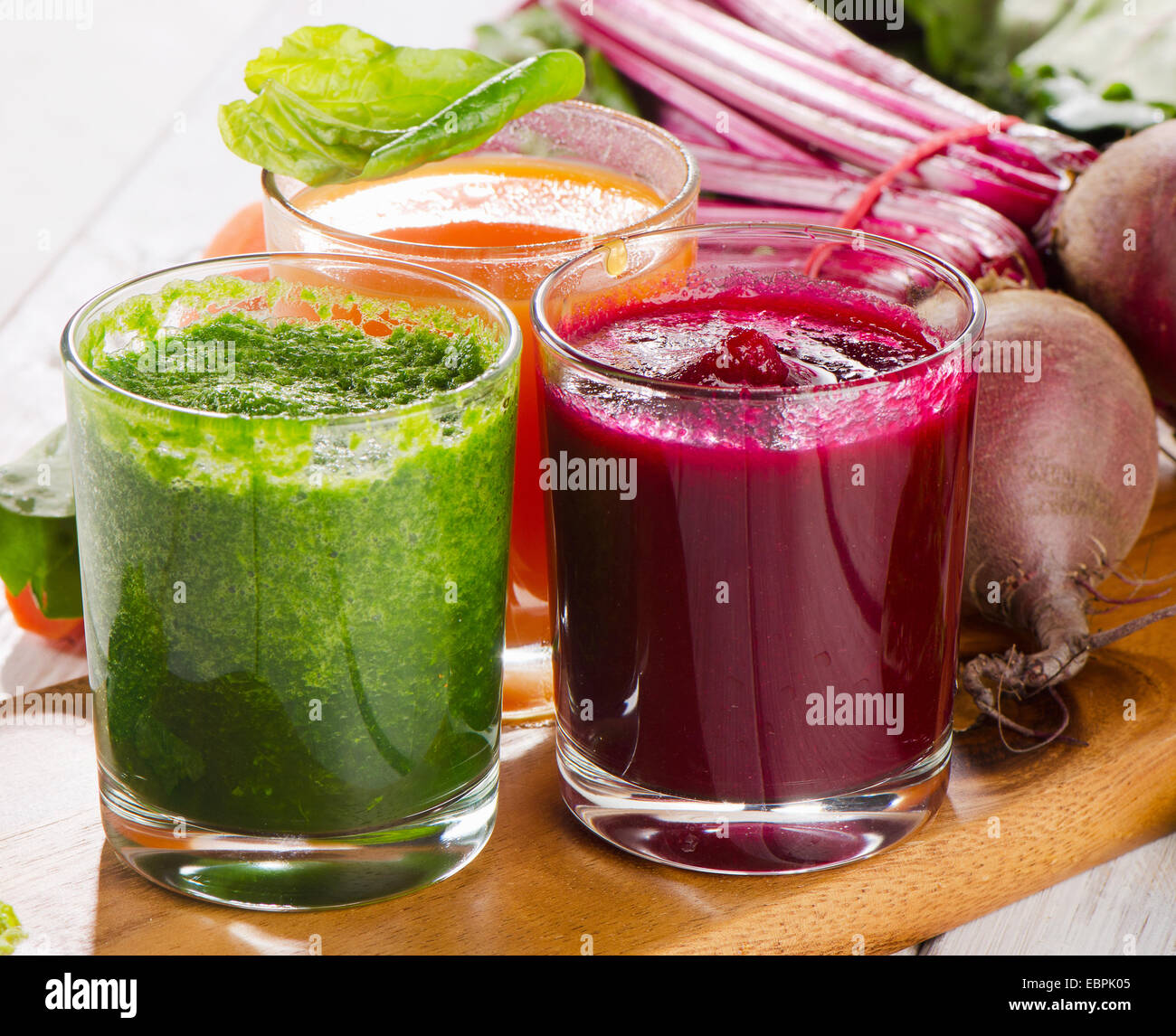 Un sano frullato di verdure e succhi di frutta. Messa a fuoco selettiva Foto Stock