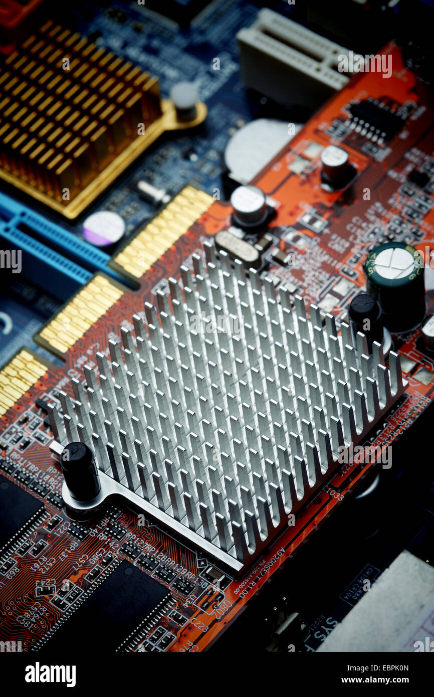 Scheda a circuito stampato sullo sfondo del computer Foto Stock