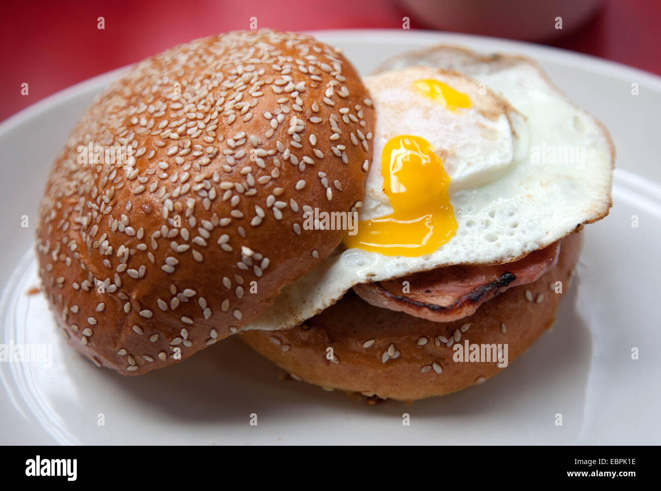 Una colazione burger bap Foto Stock