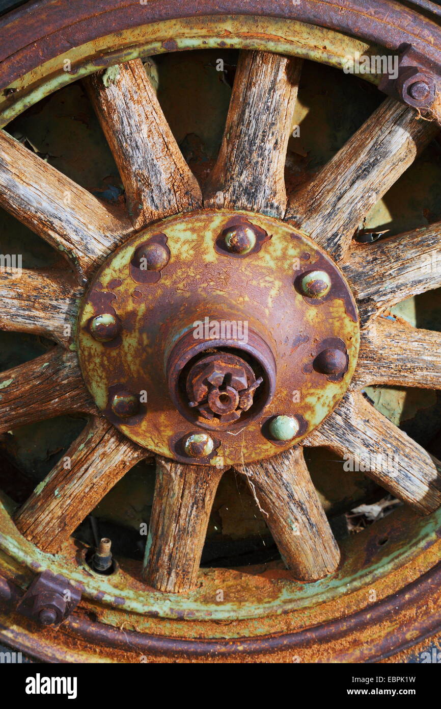 Vecchie razze in legno sulla ruota di un carro in una fattoria in Western Australia. Foto Stock