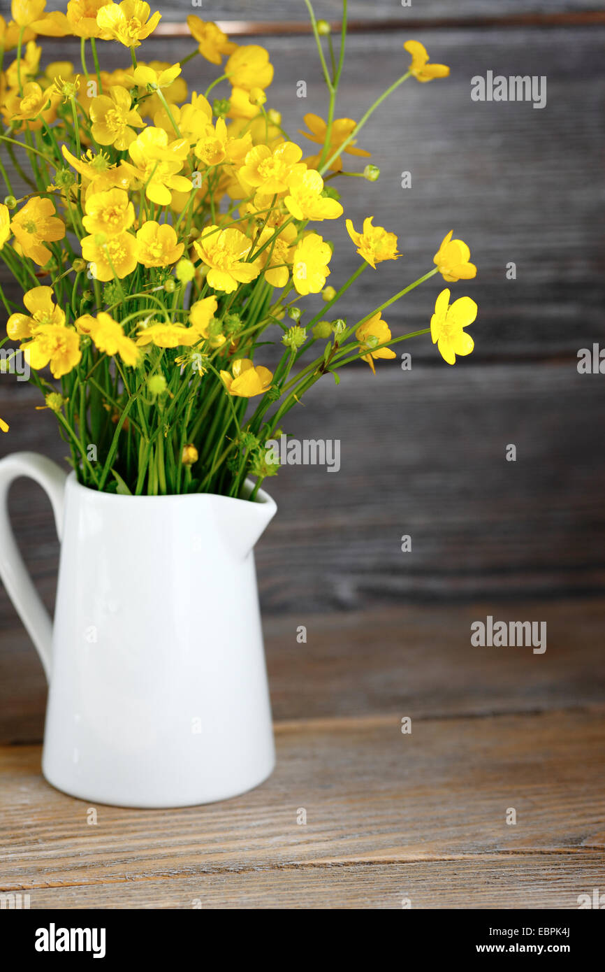 Giallo autunno fiori in un vaso sulle schede, piccolo fiore Foto Stock