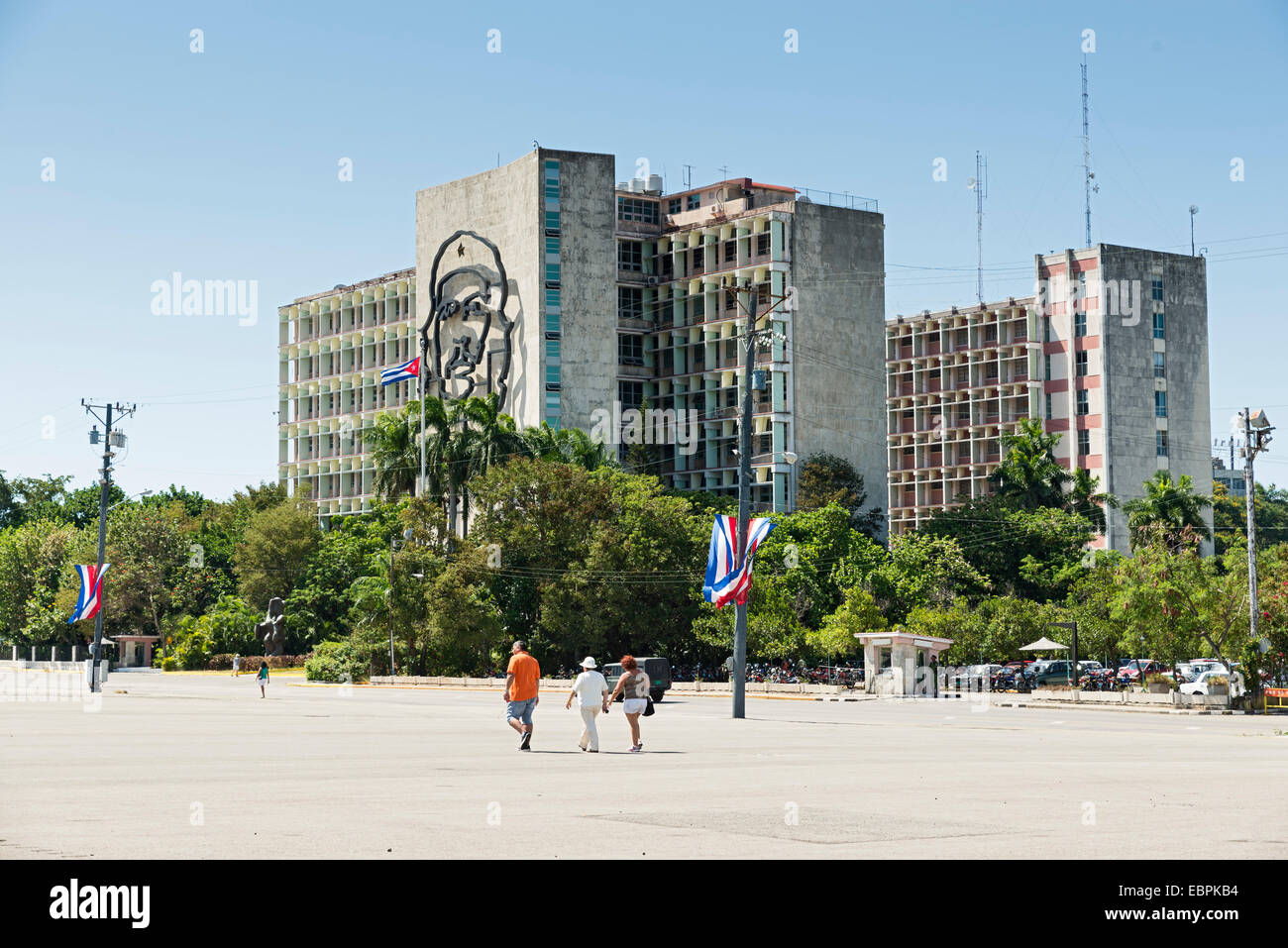 L'Avana - maggio 5: bandiera cubana e la scultura di Che Guevara sulla facciata del ministero degli Interni, Plaza de la Revolucion, Havana, Cuba Foto Stock