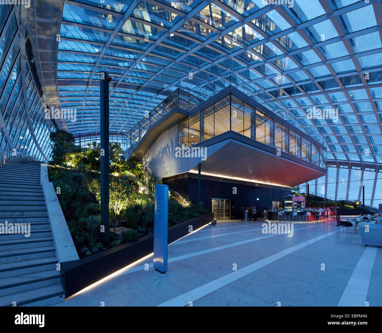 Sky Garden, 20 Fenchurch Street, Londra, Regno Unito. Architetto: Rafael Vinoly, 2014. Vista complessiva al crepuscolo. Foto Stock