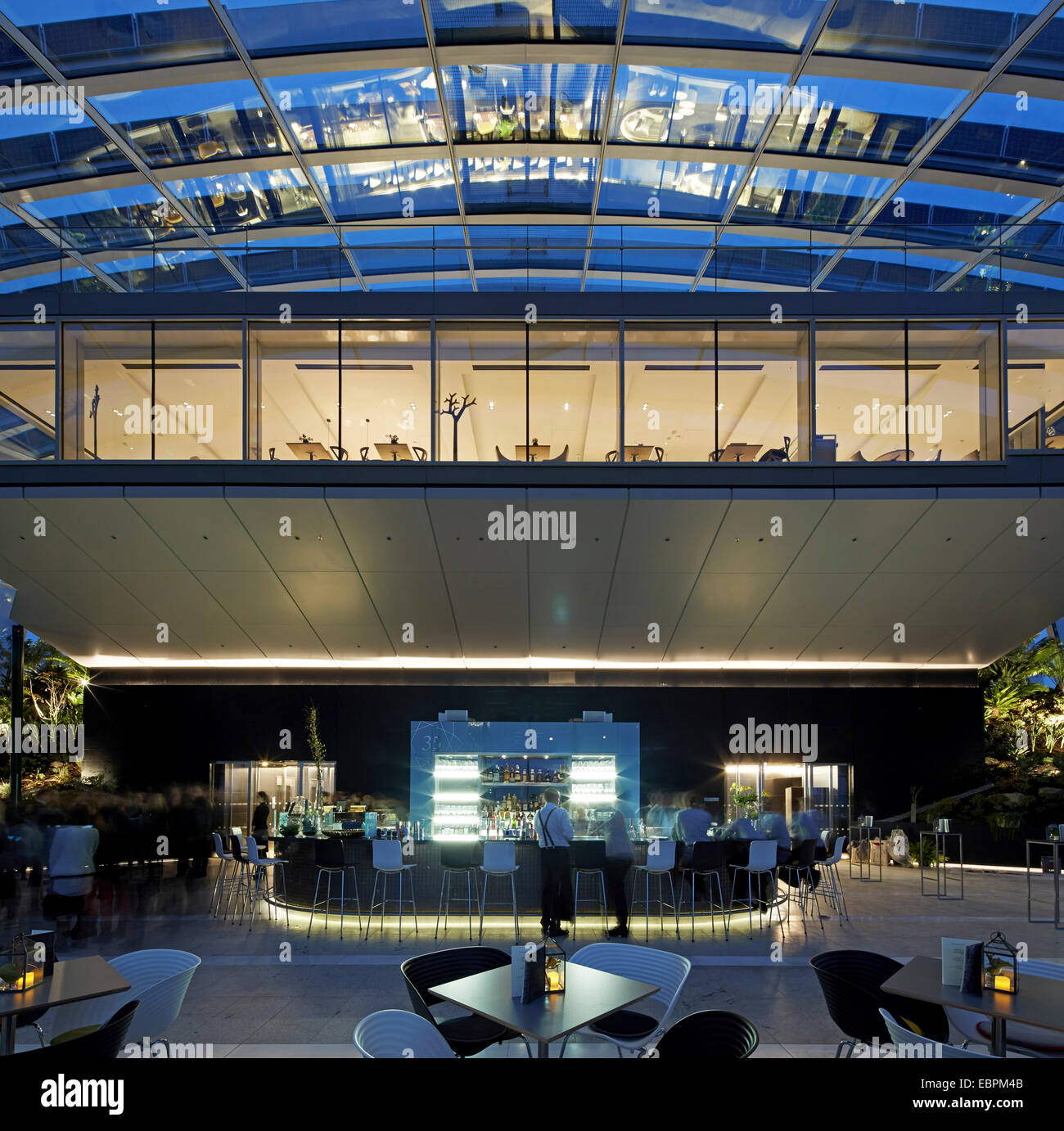 Sky Garden, 20 Fenchurch Street, Londra, Regno Unito. Architetto: Rafael Vinoly, 2014. Illuminato in caso di spazio e di bar con vie Foto Stock