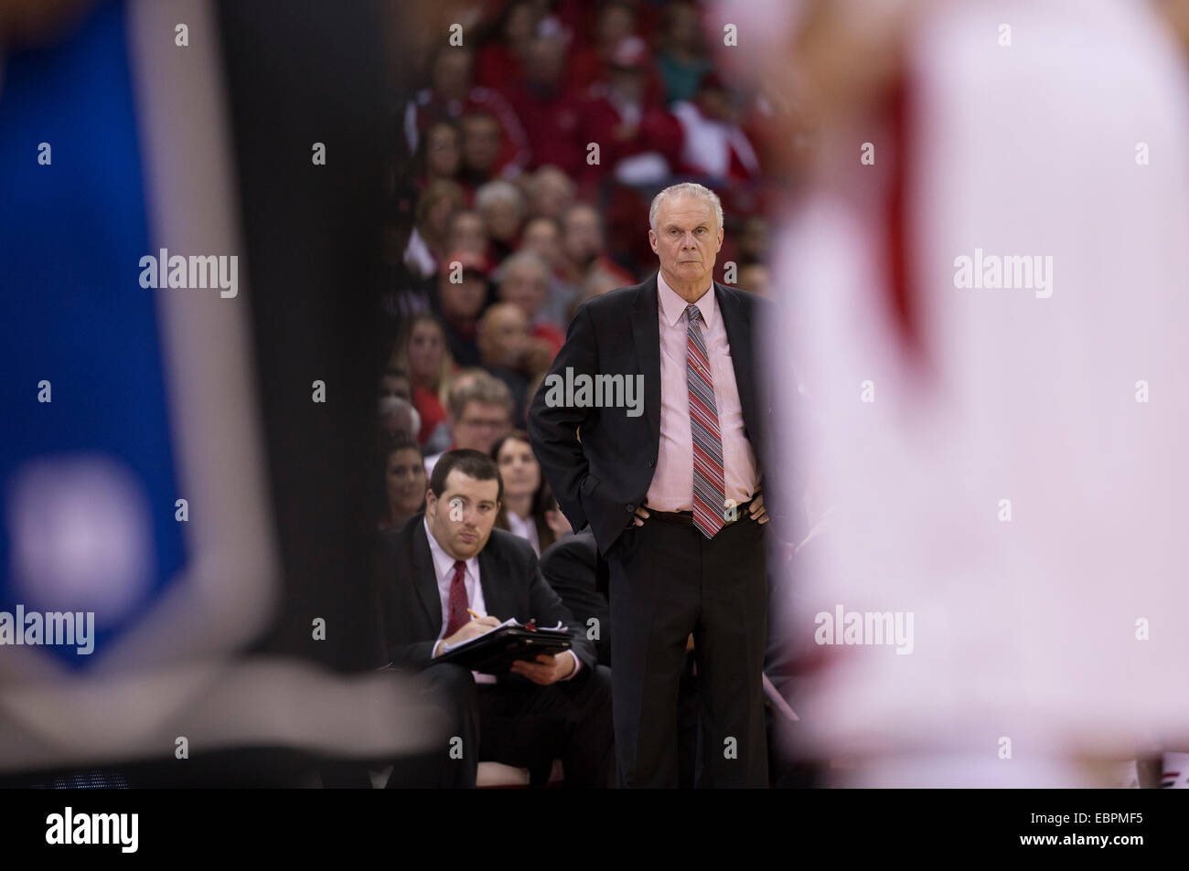 3 dicembre 2014: Wisconsin coach Bo Ryan guarda durante i minuti finali del NCAA pallacanestro tra il duca diavoli blu e il Wisconsin Badgers a Kohl Center a Madison, WI. Il duca sconfitto Wisconsin 80-70. John Fisher/CSM. Foto Stock