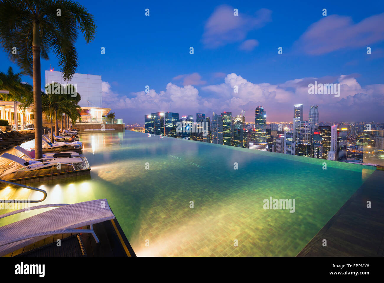 La piscina a sfioro della Marina Bay Sands, Singapore, Sud-est asiatico, in Asia Foto Stock