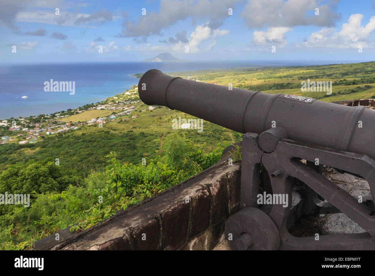 Punti di cannone verso il mare, Brimstone Hill Fortress, Saint Kitts, Saint Kitts e Nevis, West Indies, dei Caraibi Foto Stock