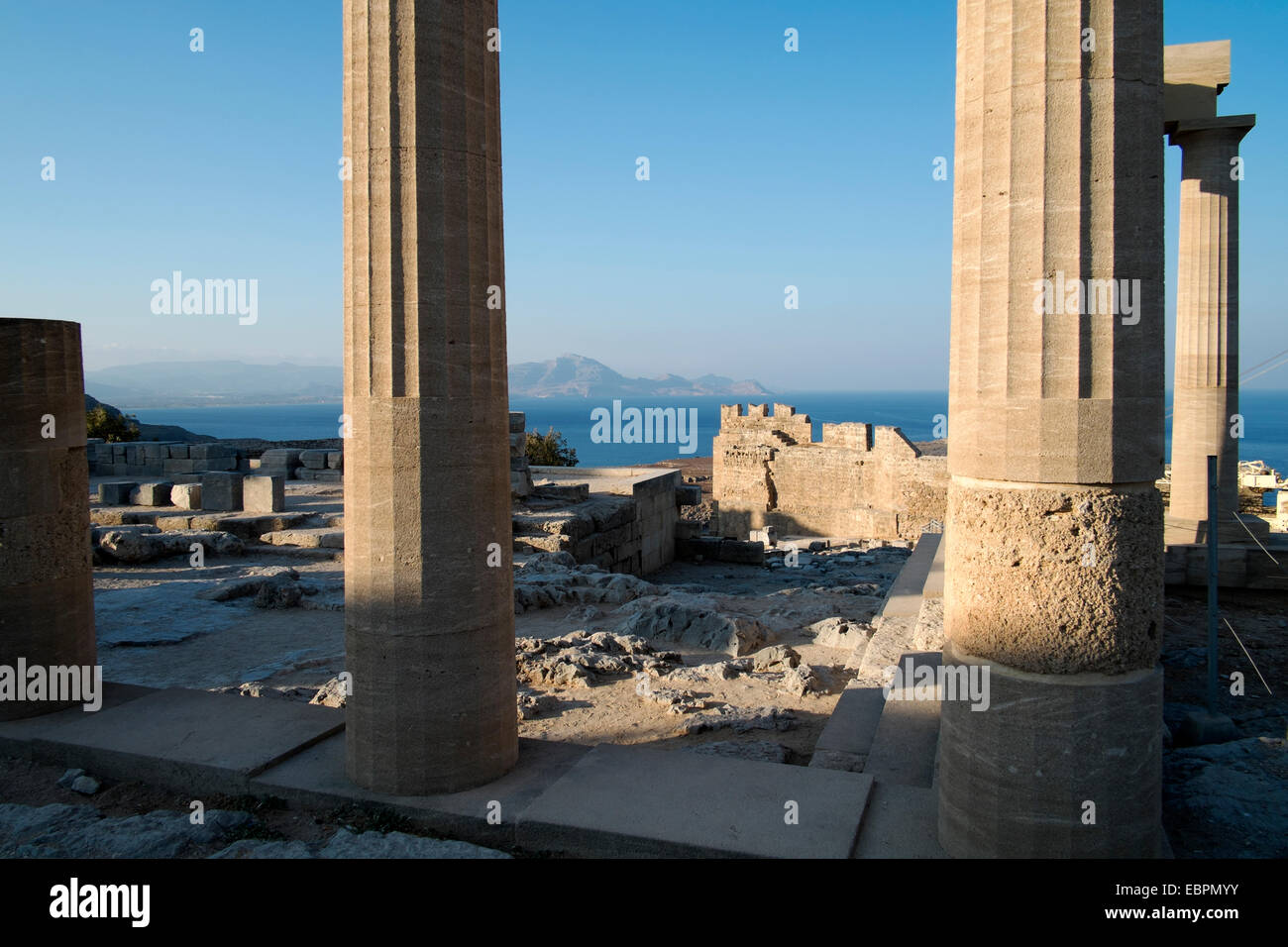 Il grande Stoa ellenistica nell'acropoli di Lindos, RODI, DODECANNESO, isole greche, Grecia, Europa Foto Stock