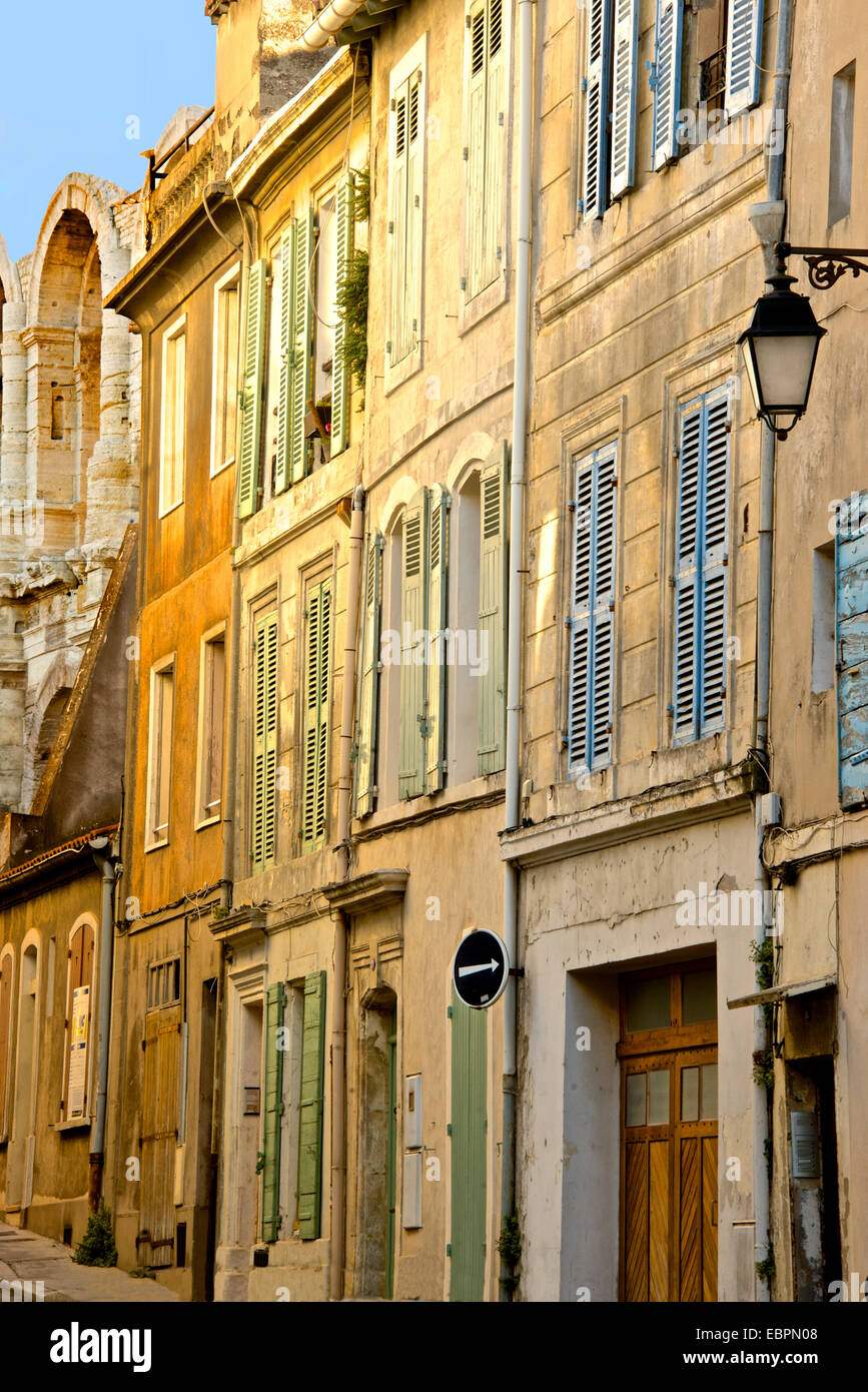 Old town street, rue des Arenes, Arles, Bouches du Rhone, Provence, Francia Foto Stock