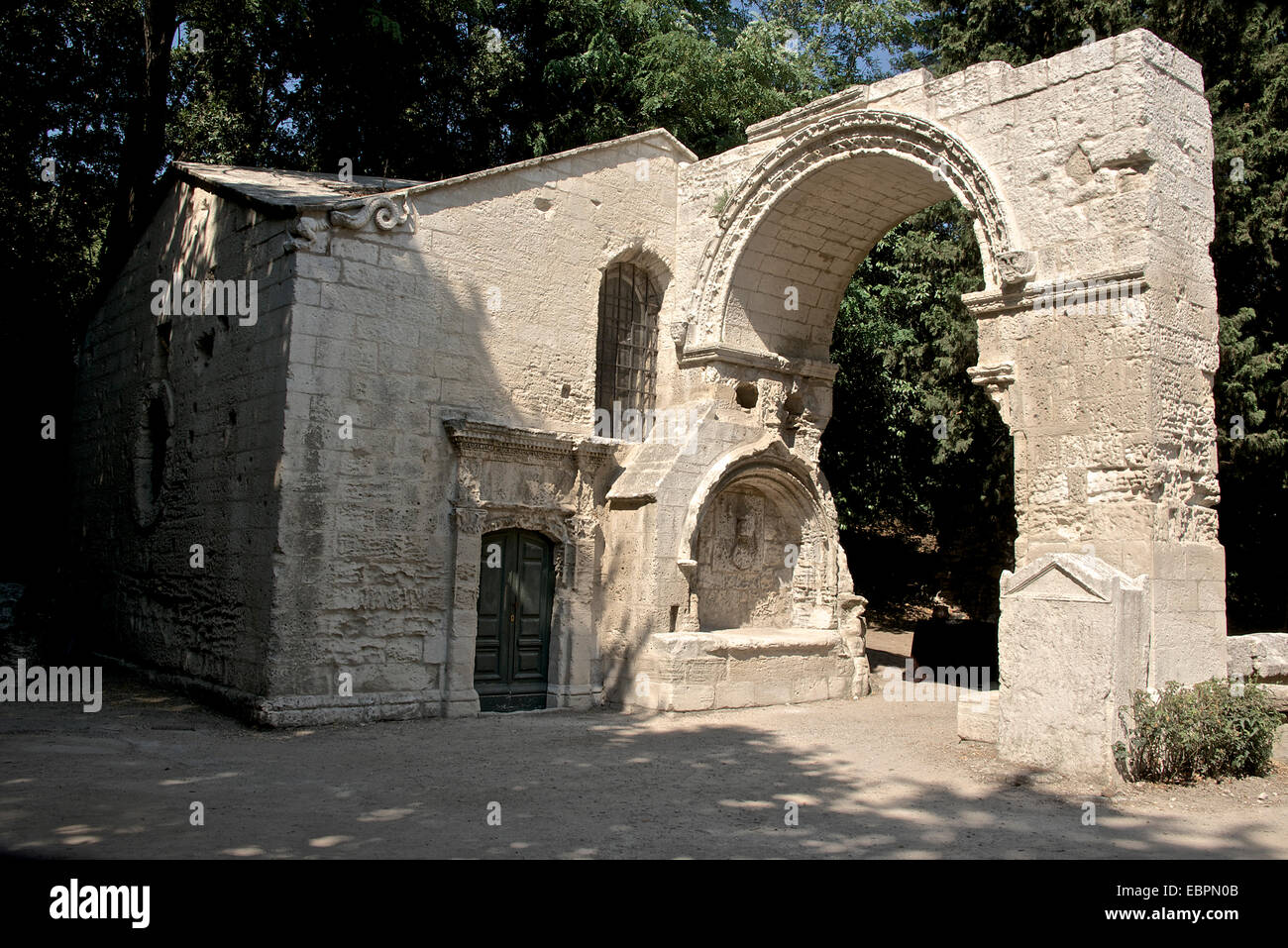 Arco del XII secolo San Cesaire Abbey, Alyscamps, gallo-necropoli romana, Arles, Bouches du Rhone, Provenza, Francia Foto Stock