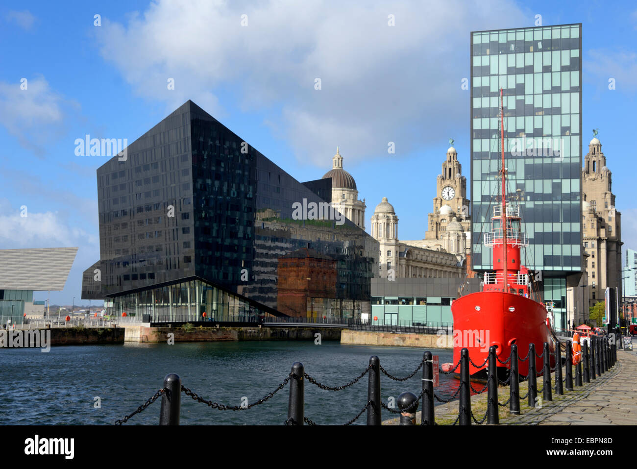 L'isola di Mann e le Tre Grazie visto dal Dock di inscatolamento, Liverpool, Merseyside England, Regno Unito, Europa Foto Stock