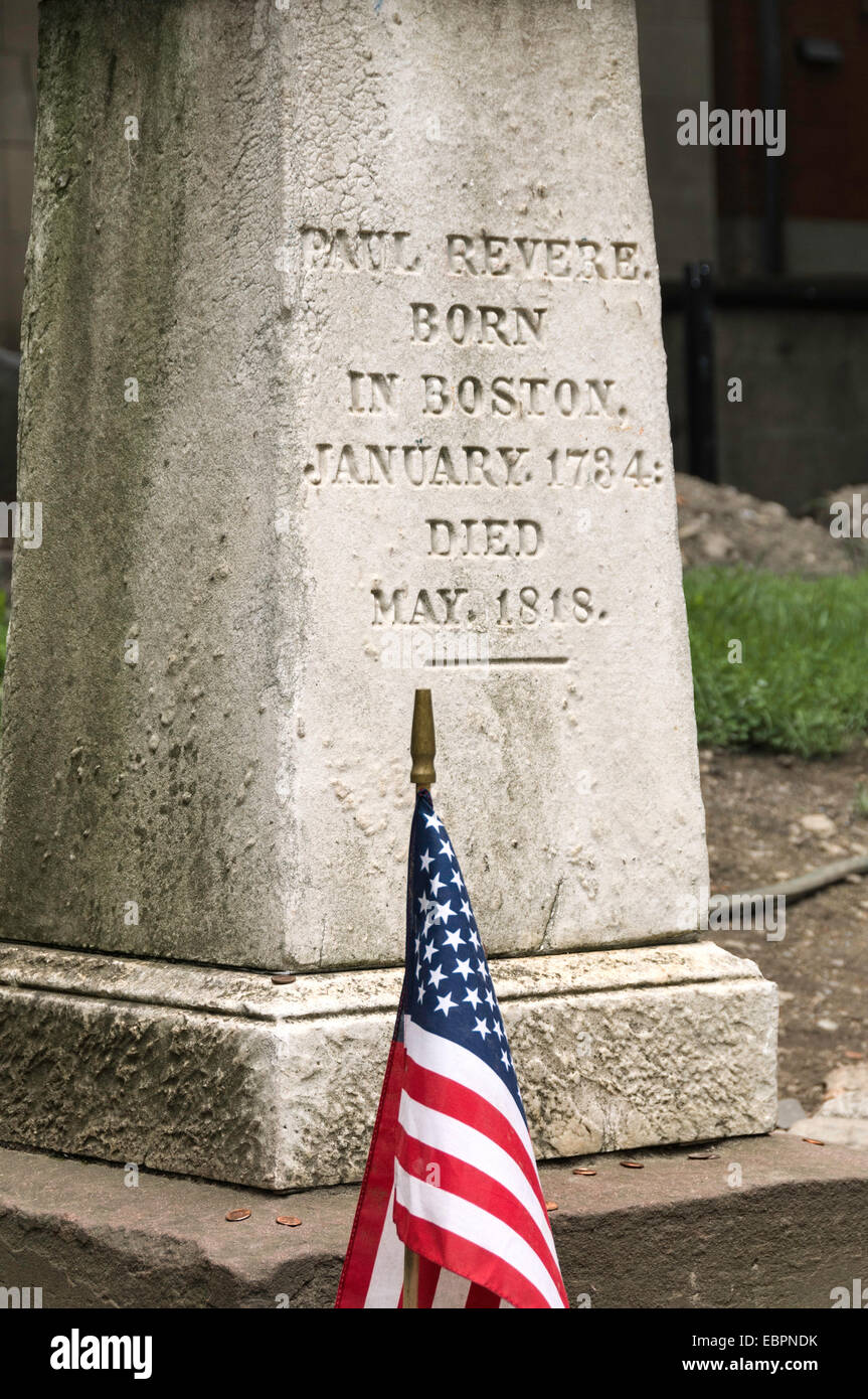 Memorial a Paul Revere la sua tomba nel vecchio granaio di massa di seppellimento di Boston, Massachusetts, New England, STATI UNITI D'AMERICA Foto Stock