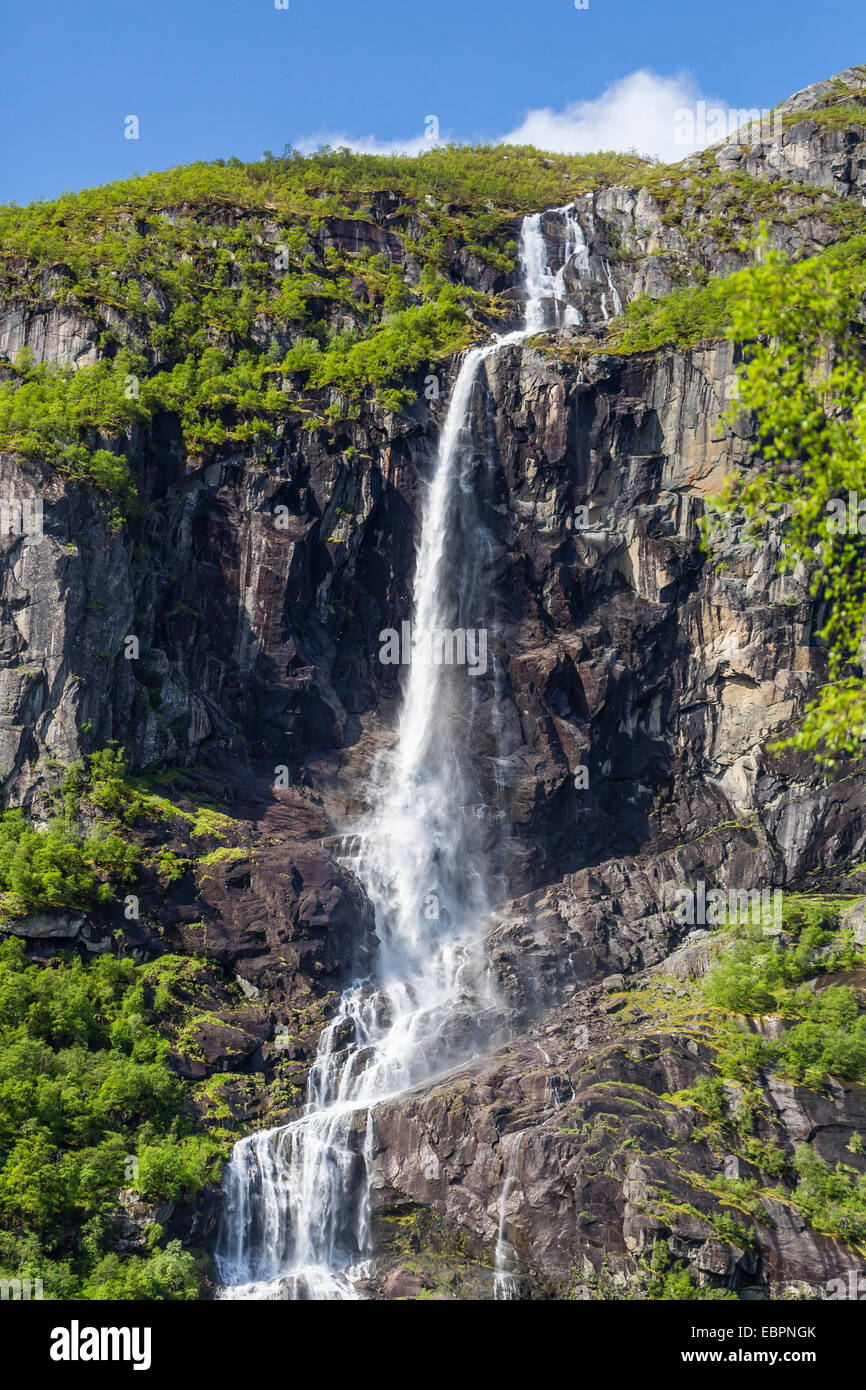 Per lo scioglimento del ghiaccio sulle cascate del fiume anticato come esso scorre lungo Briksdalen, Olden, Nordfjord, Norvegia, Scandinavia, Europa Foto Stock