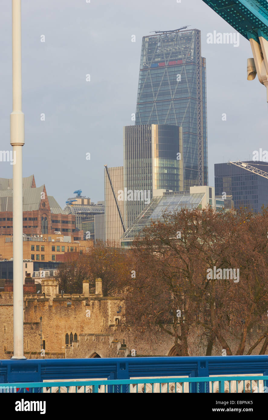 Mix di architettura tra cui il caratteristico 'Cheesegrater' edificio e la Torre di Londra dal Tower Bridge London Inghilterra England Foto Stock