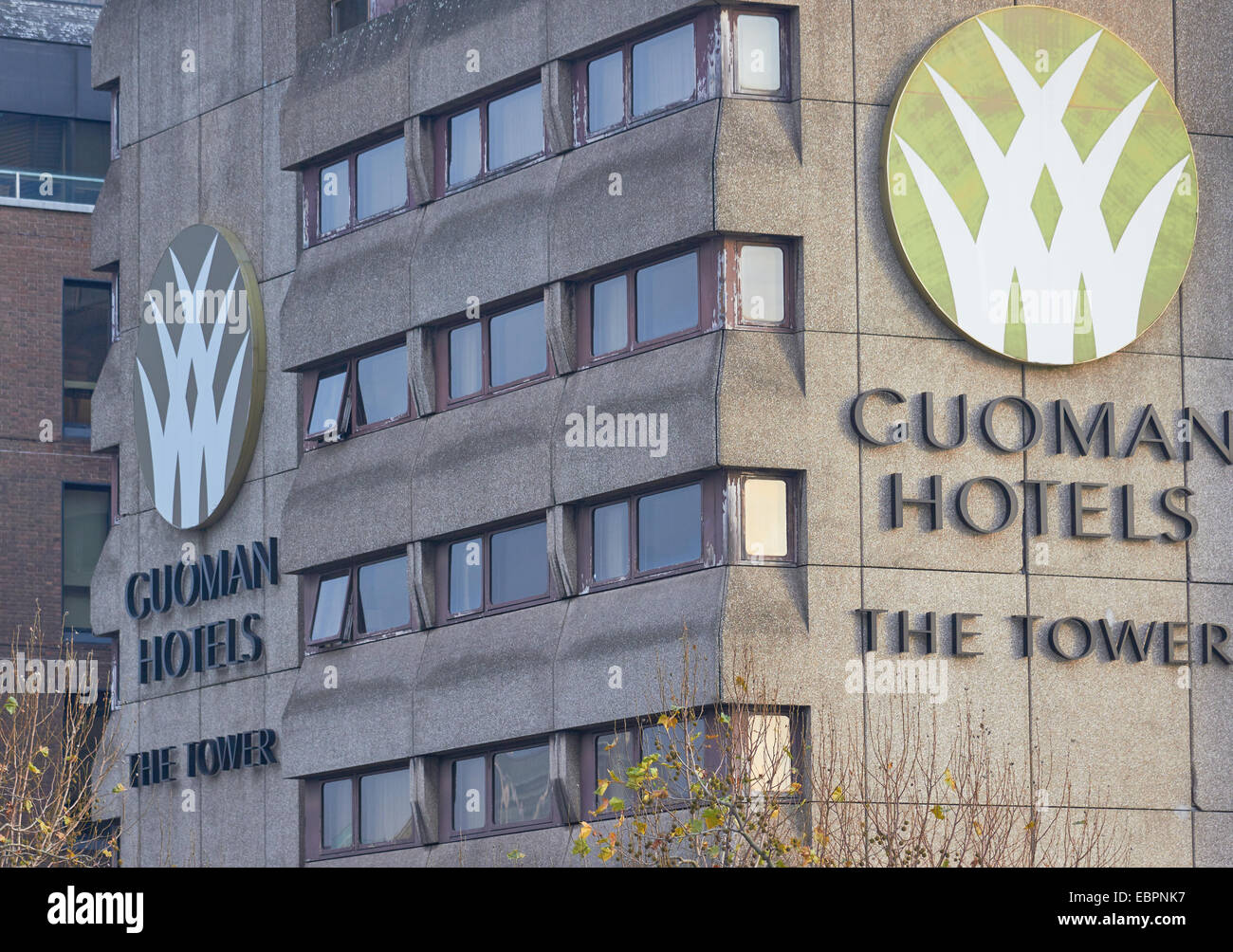 Brutalist anni settanta architettura del Tower Hotel a Tower Bridge Londra Inghilterra Europa Foto Stock