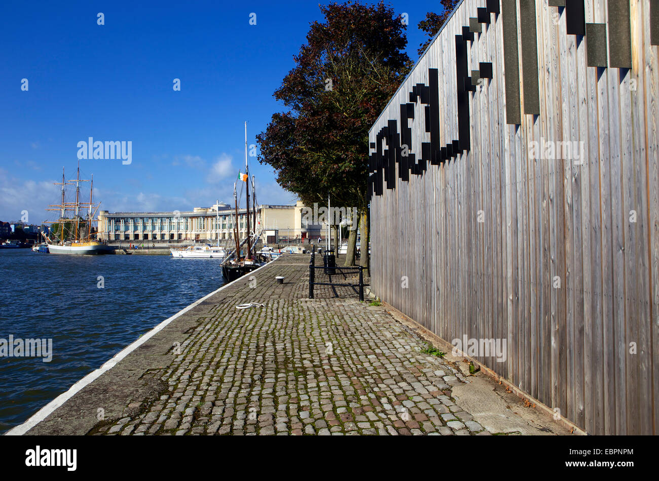 Harbourside e arti Arnolfini Gallery in una giornata di sole, Bristol, Inghilterra, Regno Unito, Europa Foto Stock