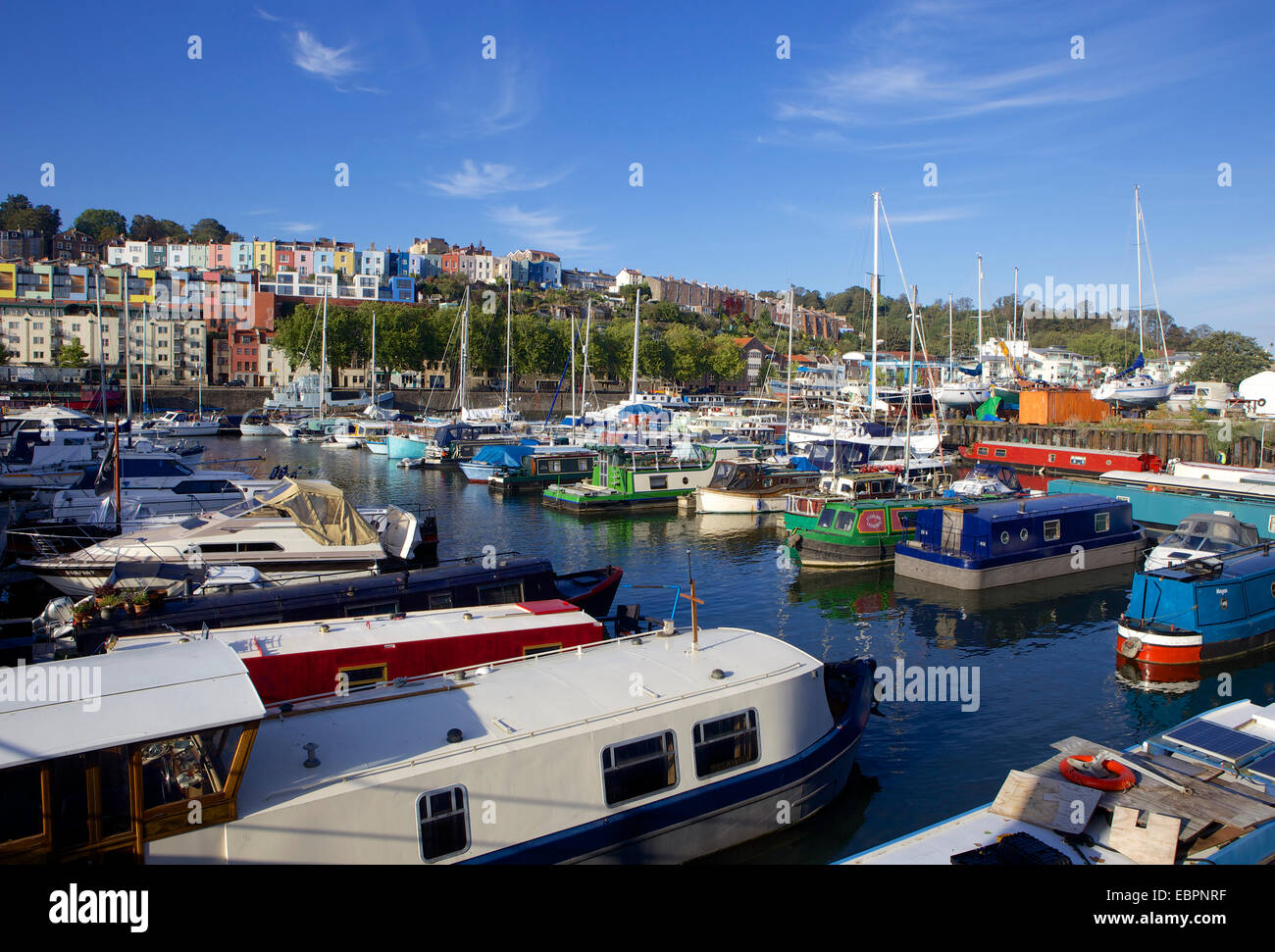 Narrowboats lungo il Bristol Harbourside vicino Hotwells, Bristol, Inghilterra, Regno Unito, Europa Foto Stock