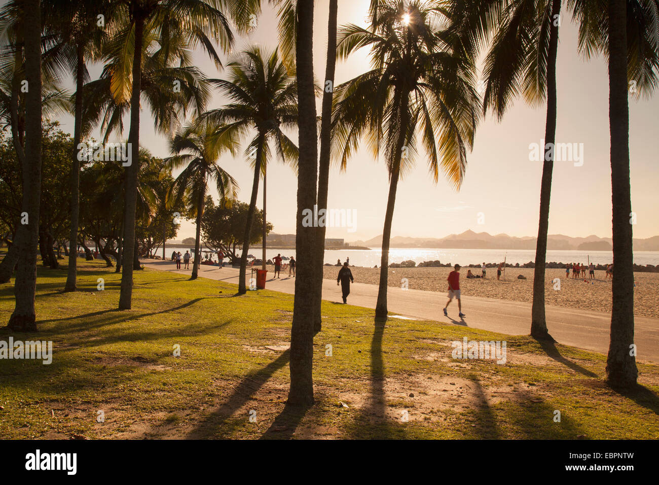 Persone, spiaggia Flamengo, Rio de Janeiro, Brasile, Sud America Foto Stock