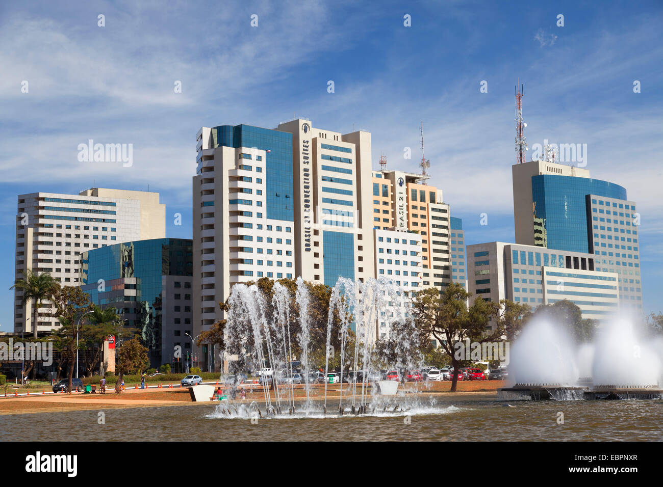 Fontana della piazza e degli edifici del settore Sul, Brasilia, del Distretto Federale, Brasile, Sud America Foto Stock