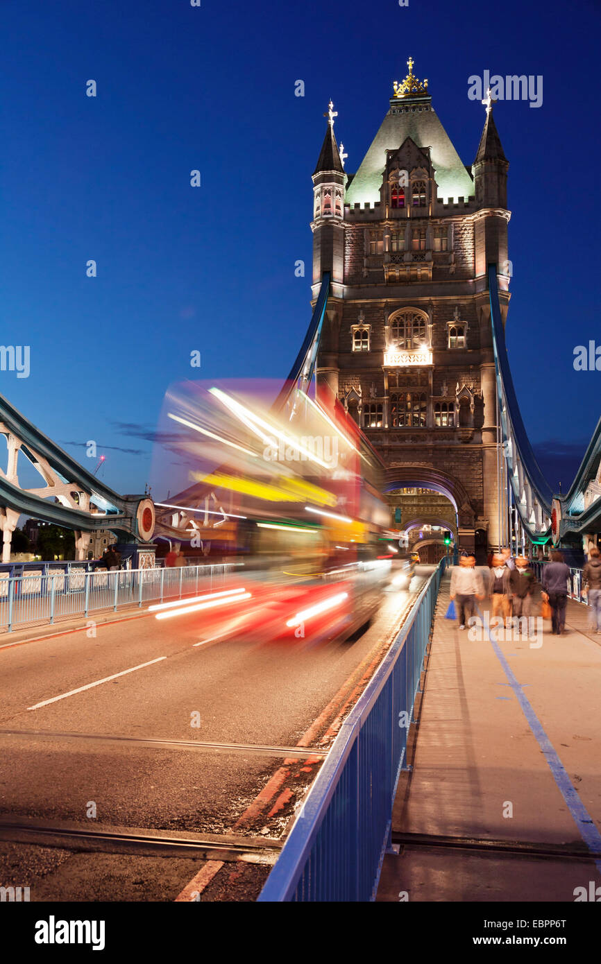 Bus rosso il Tower Bridge di Londra, Inghilterra, Regno Unito, Europa Foto Stock