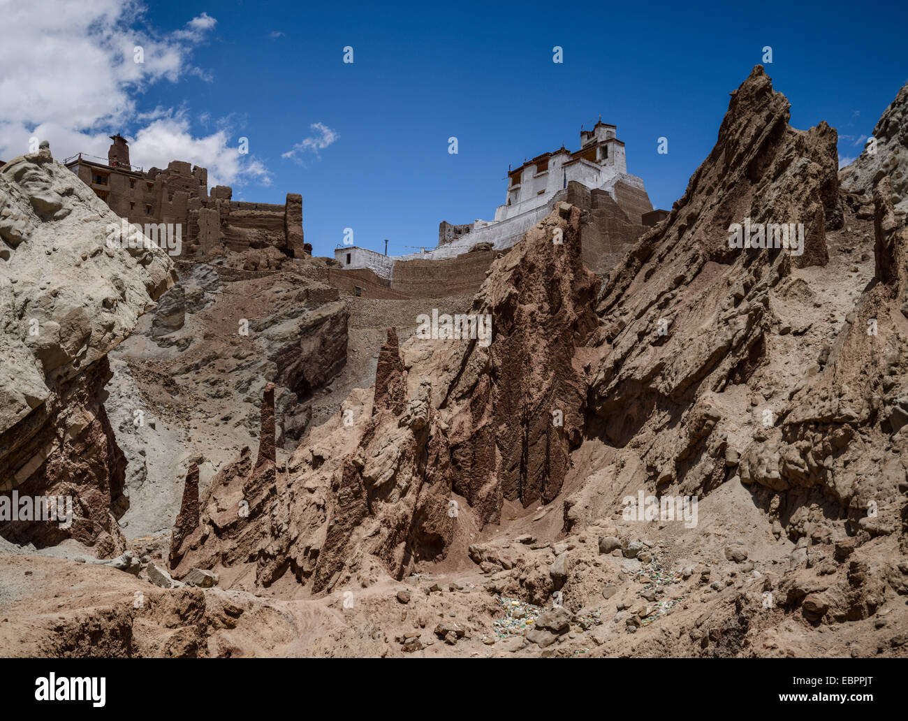 Il XVI e il XVII secolo fort e monastero di Basgo, Ladakh Himalaya, India, Asia Foto Stock