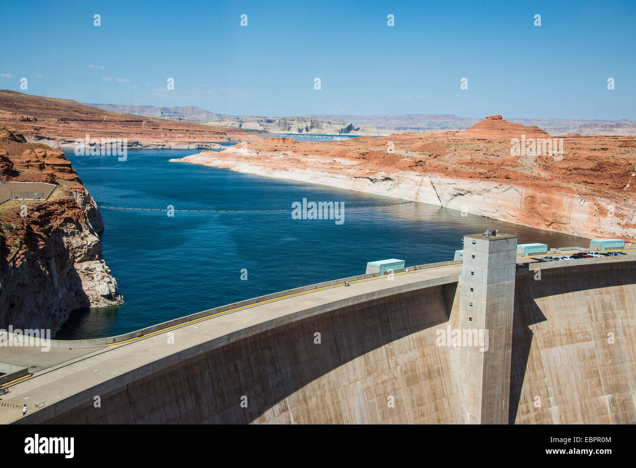 Glen Canyon Dam sul fiume Colorado in Northern Arizona con il lago Powell in background, Arizona, Stati Uniti d'America Foto Stock