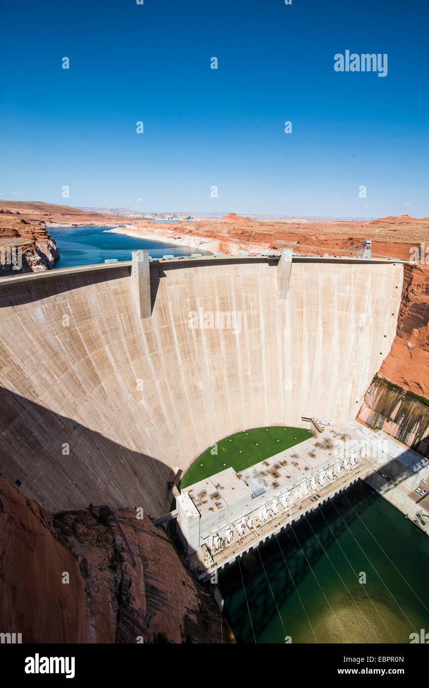 Glen Canyon Dam sul fiume Colorado in Northern Arizona con il lago Powell in background, Arizona, Stati Uniti d'America Foto Stock