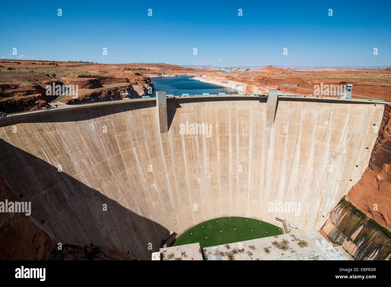 Glen Canyon Dam sul fiume Colorado in Northern Arizona con il lago Powell in background, Arizona, Stati Uniti d'America Foto Stock