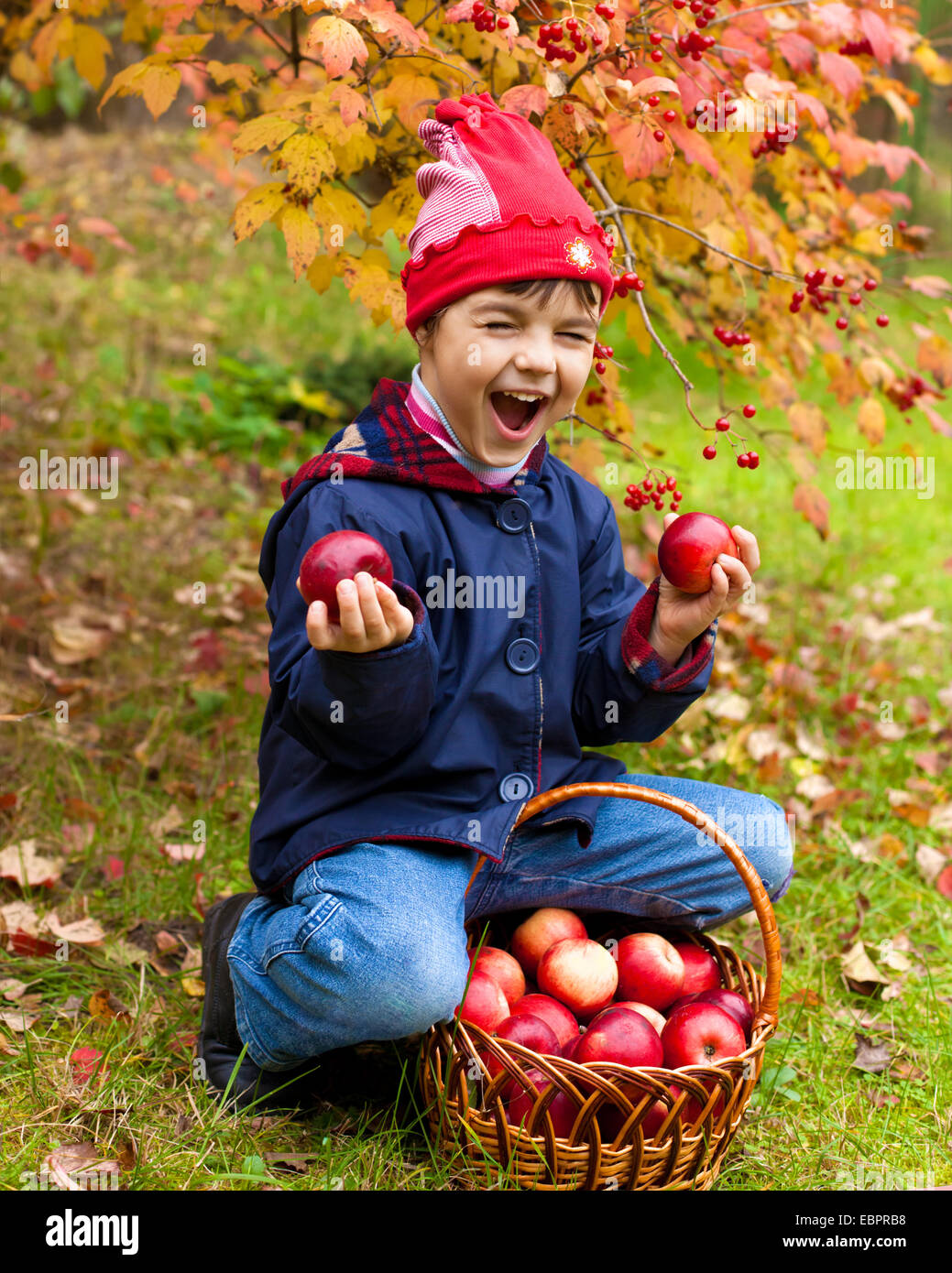 Felice bambina con red mele biologiche Foto Stock