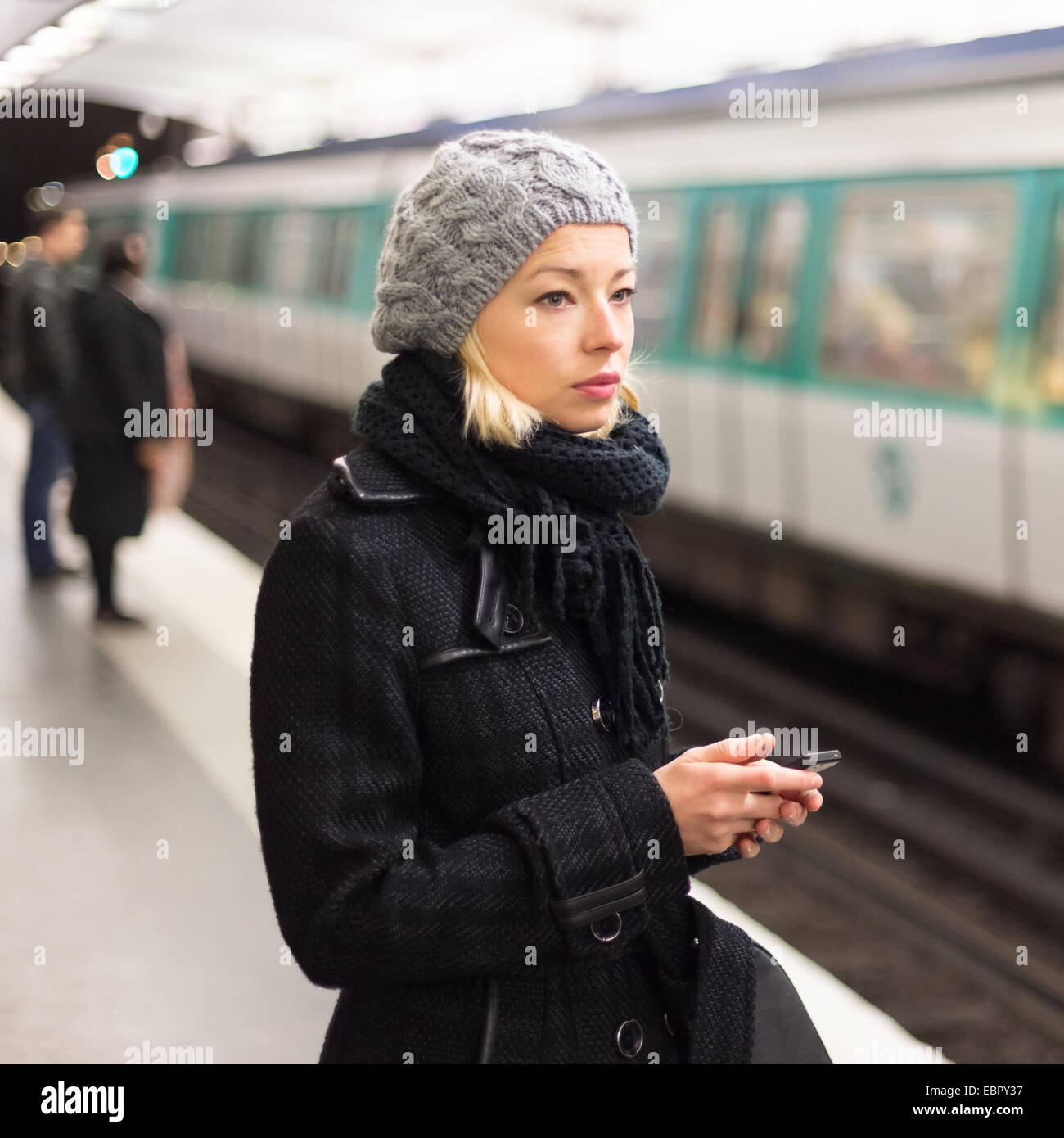 La donna a una stazione della metropolitana. Foto Stock