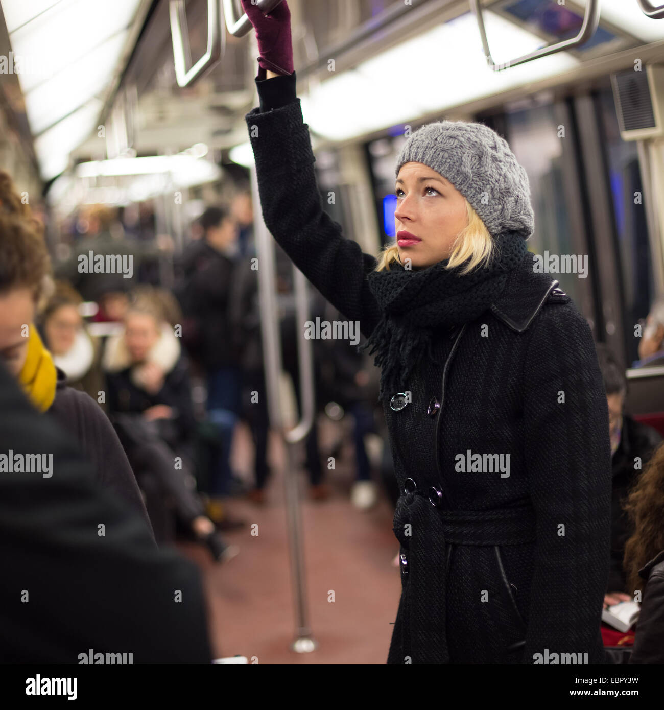 Donna in metropolitana. Foto Stock