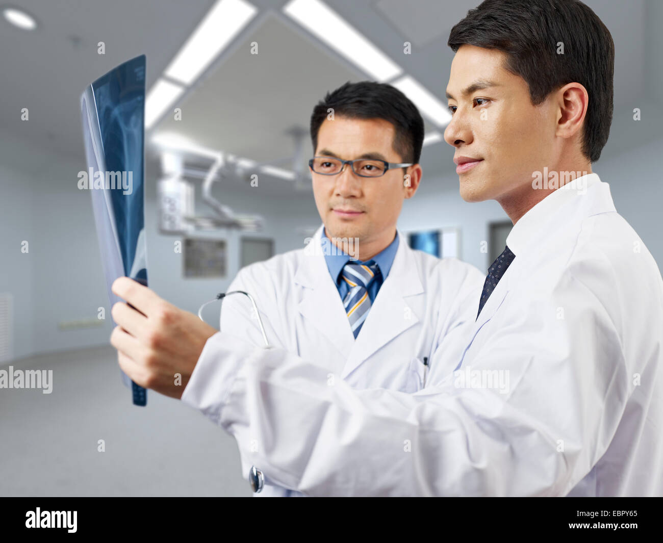 I medici guardando film a raggi x Foto Stock
