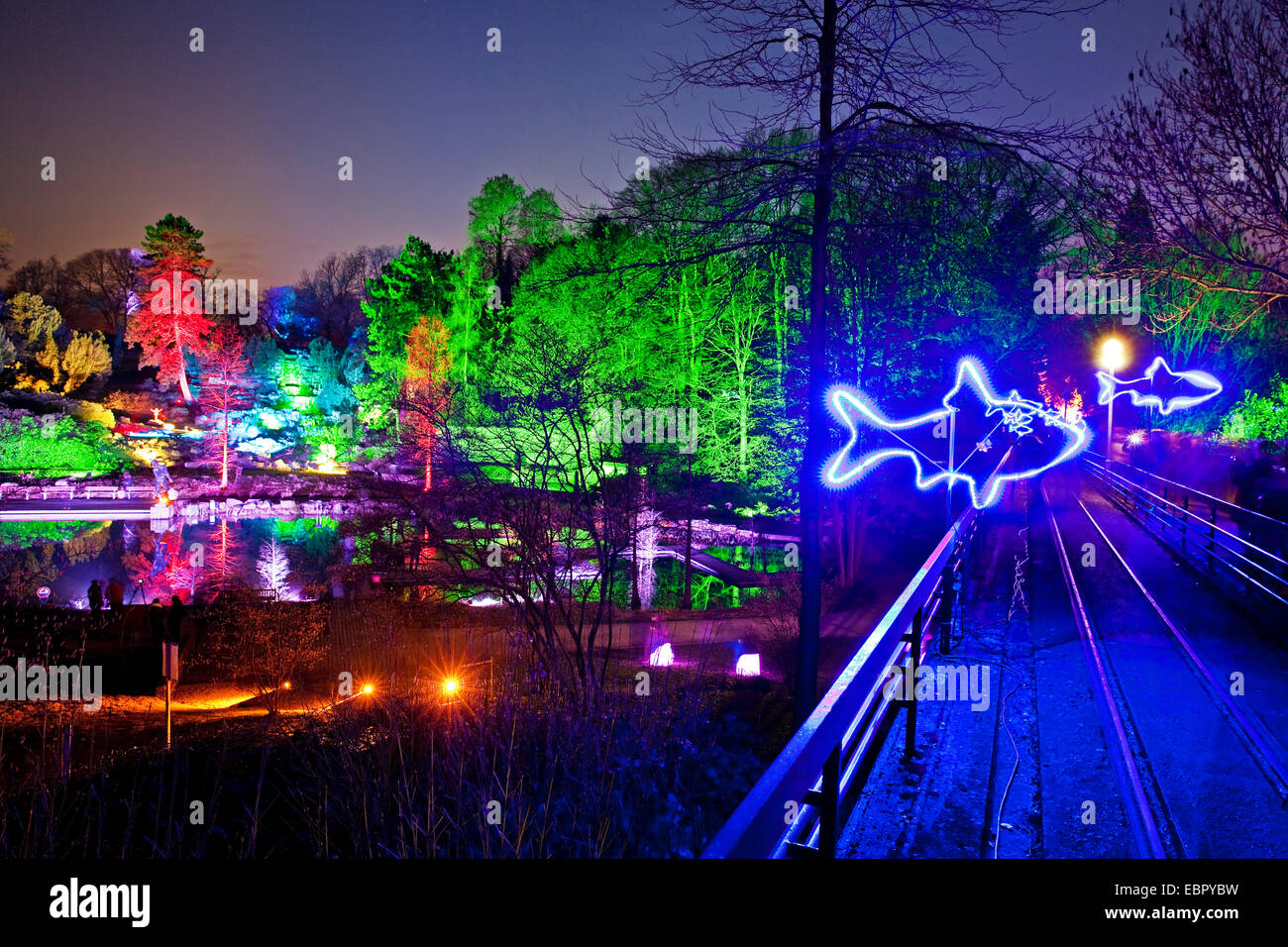 Al Grugapark illuminata di sera, in Germania, in Renania settentrionale-Vestfalia, la zona della Ruhr, Essen Foto Stock