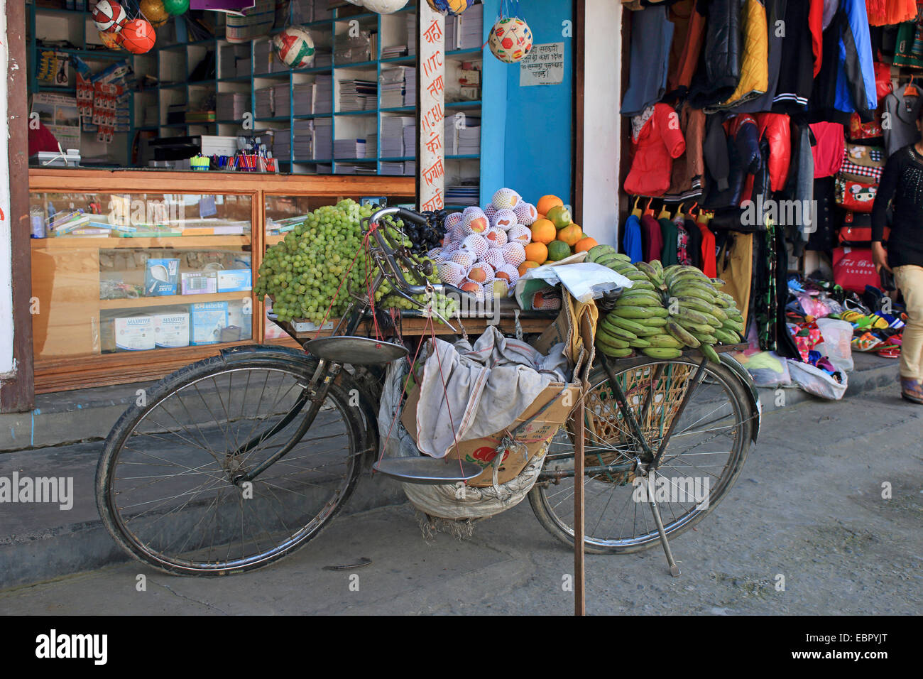 Frutta fresca su bicyle come vendite carrello, Nepal, Kathmandu e Pokhara Foto Stock