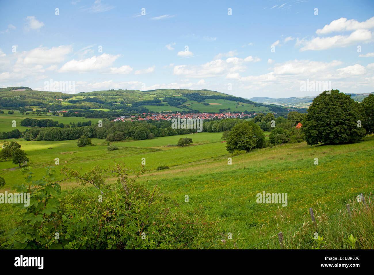 Villaggio nel paesaggio collinare, in Germania, in Baviera, Rhoen Foto Stock