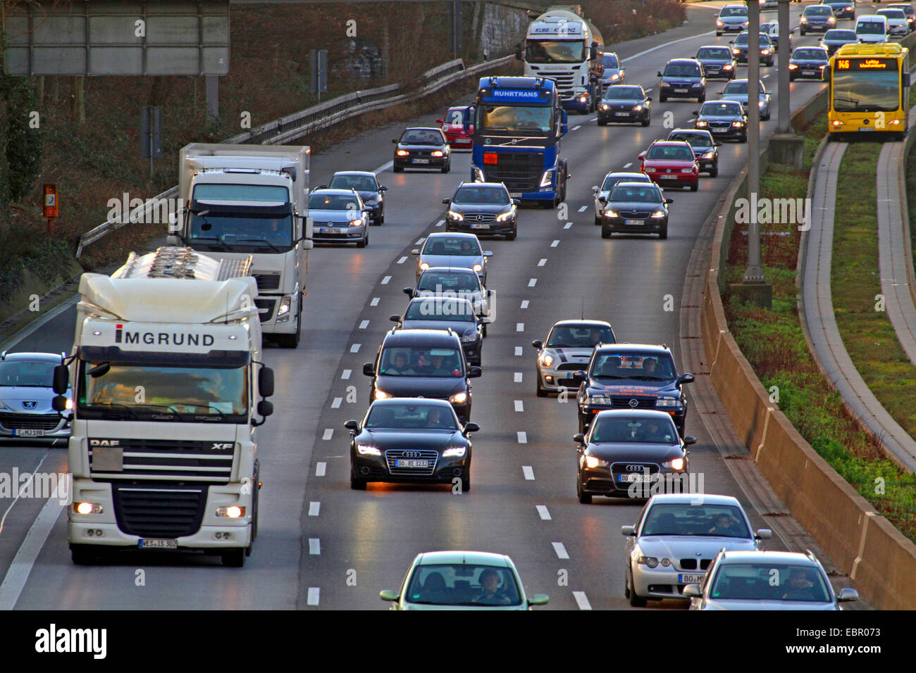 La densità del traffico su autostrada A40, in Germania, in Renania settentrionale-Vestfalia, la zona della Ruhr, Essen Foto Stock