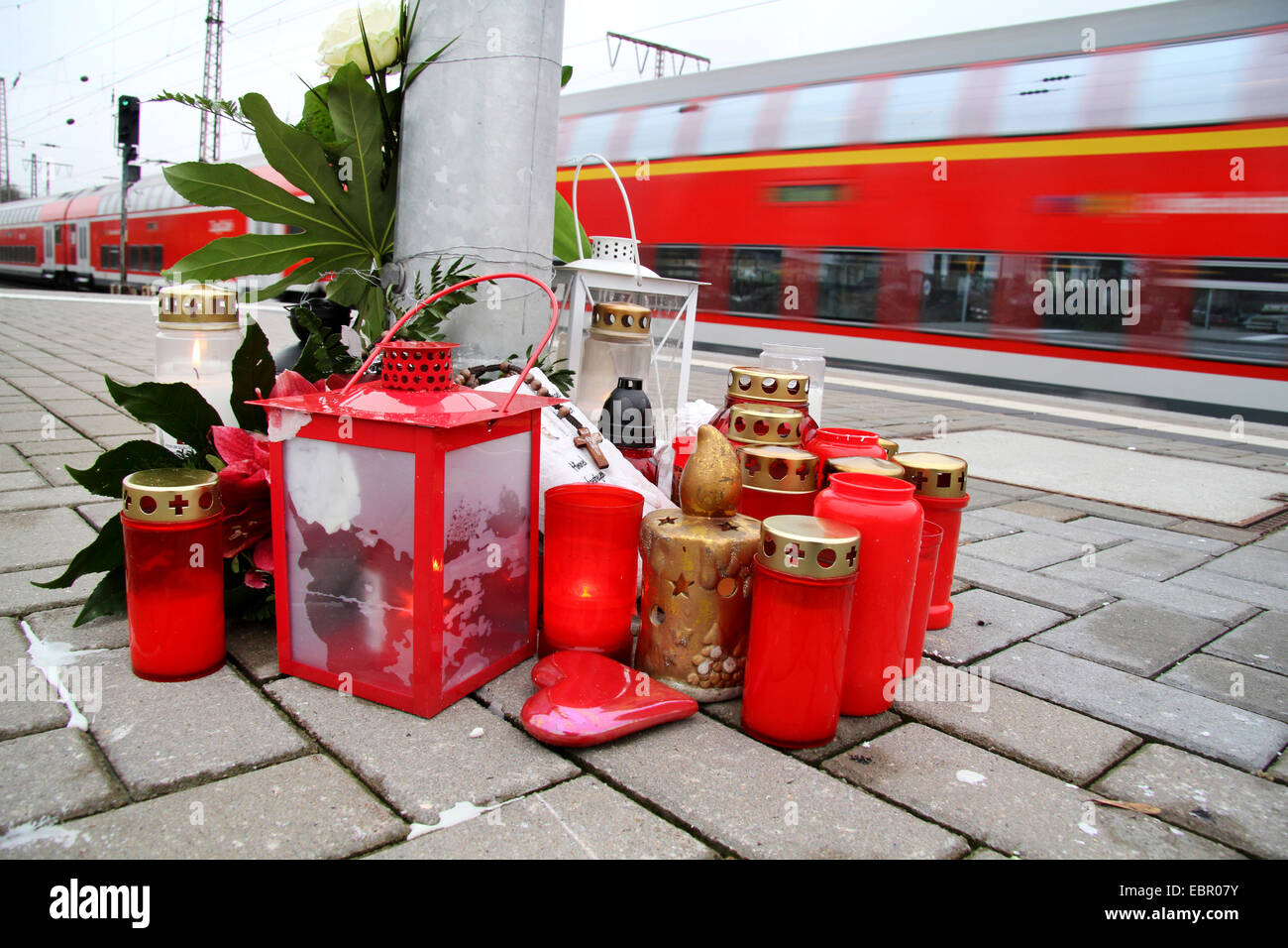 Luogo commemorativo con candele funebri dopo il suicidio su una piattaforma del treno, Germania Foto Stock