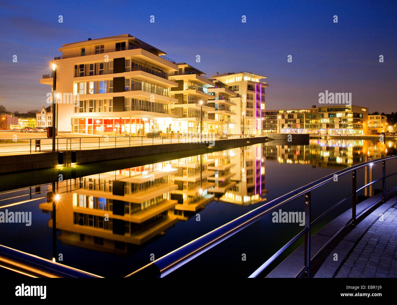 Centro medico del Phoenix fronte lago di sera, in Germania, in Renania settentrionale-Vestfalia, la zona della Ruhr, Dortmund Foto Stock