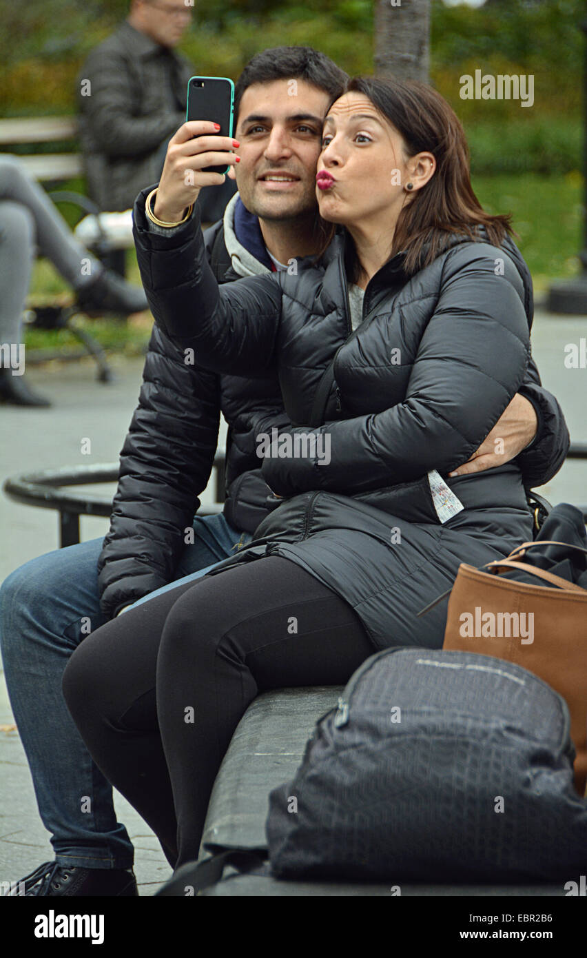 Un paio di raggrinzimento prendendo un selfie in Washington Square Park nel Greenwich Village, Manhattan New York City Foto Stock