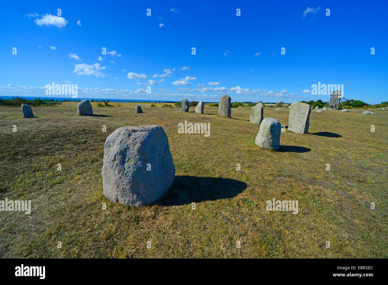 Dolmen e storico Mulino a Oeland, Svezia, Oeland, Gettlinge Foto Stock