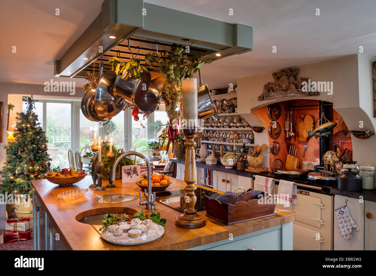 Albero Di Natale Kitchen.Paese Accogliente Cucina Con Aga Macellai Isola Cassettiera E Albero Di Natale Foto Stock Alamy