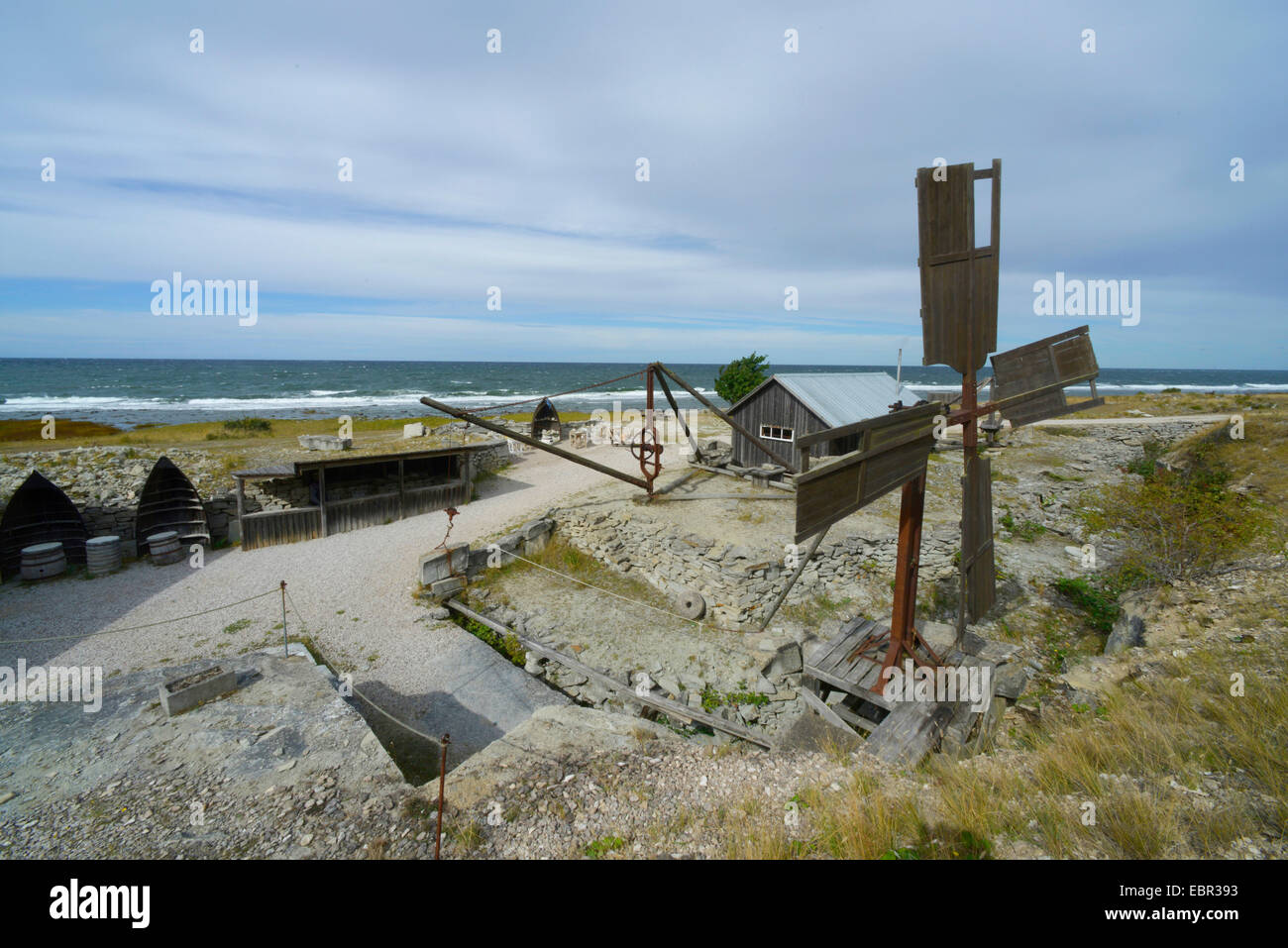 Open-air museum cave di pietra di macigno vicino Kaettelvik, Svezia, Gotland Foto Stock
