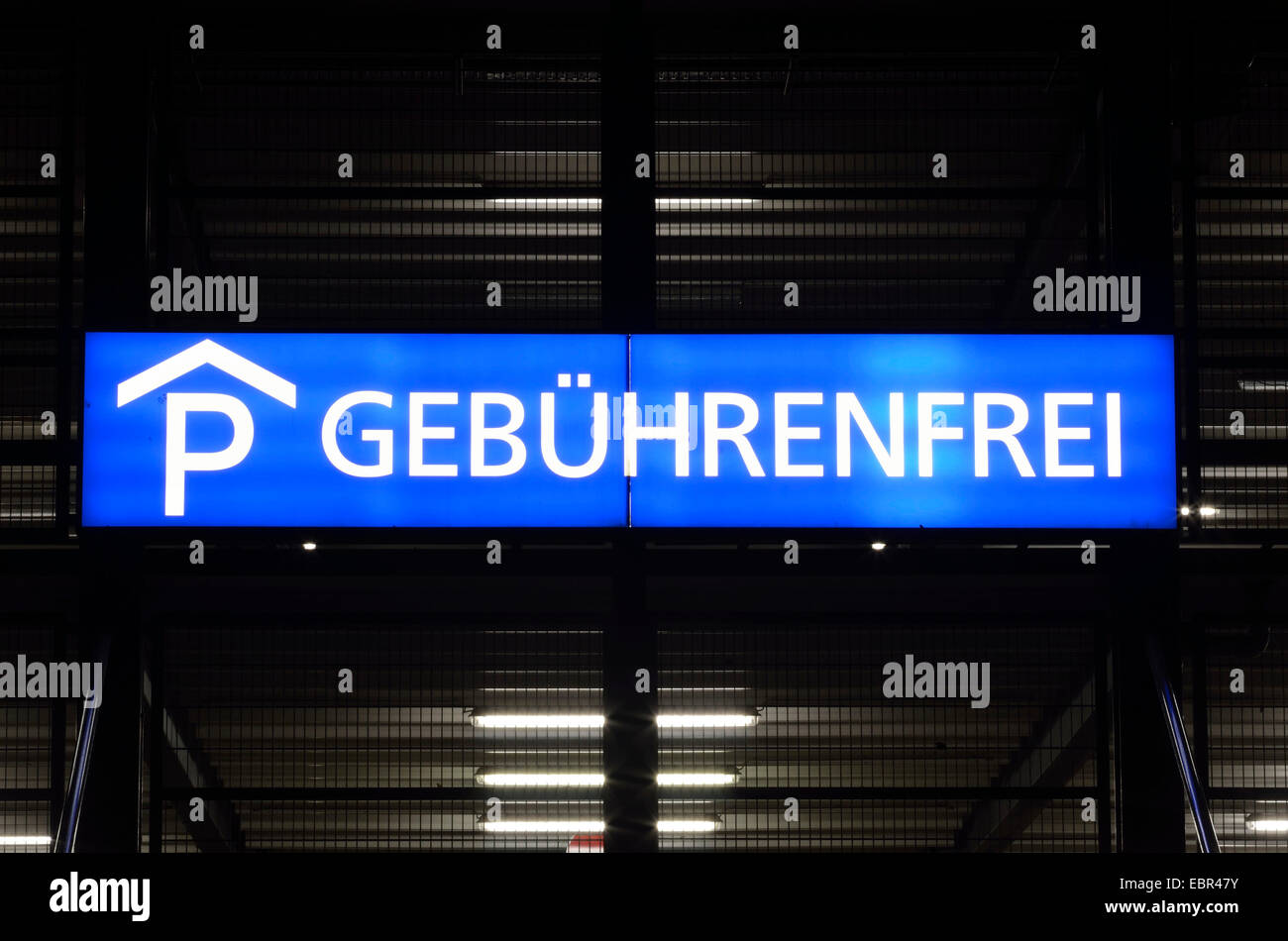 Cartello luminoso "feeless parcheggio garage', in Germania, in Renania settentrionale-Vestfalia, la zona della Ruhr, Bochum Foto Stock