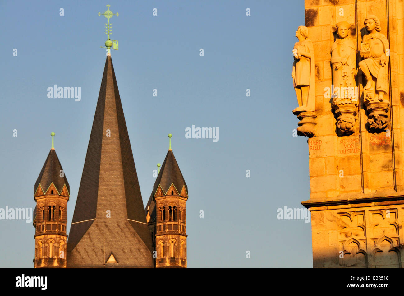 Sculture presso il municipio di torre, steeple lordi di St Martin in background, in Germania, in Renania settentrionale-Vestfalia, Colonia Foto Stock