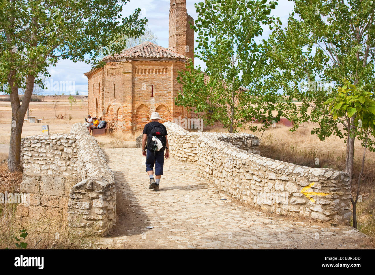 Modo di San Giacomo Pellegrino arrivando a Ermita Virgen del Puente, Spagna, Castiglia e Leon, Leon, San Nicolas del Real Camino Foto Stock