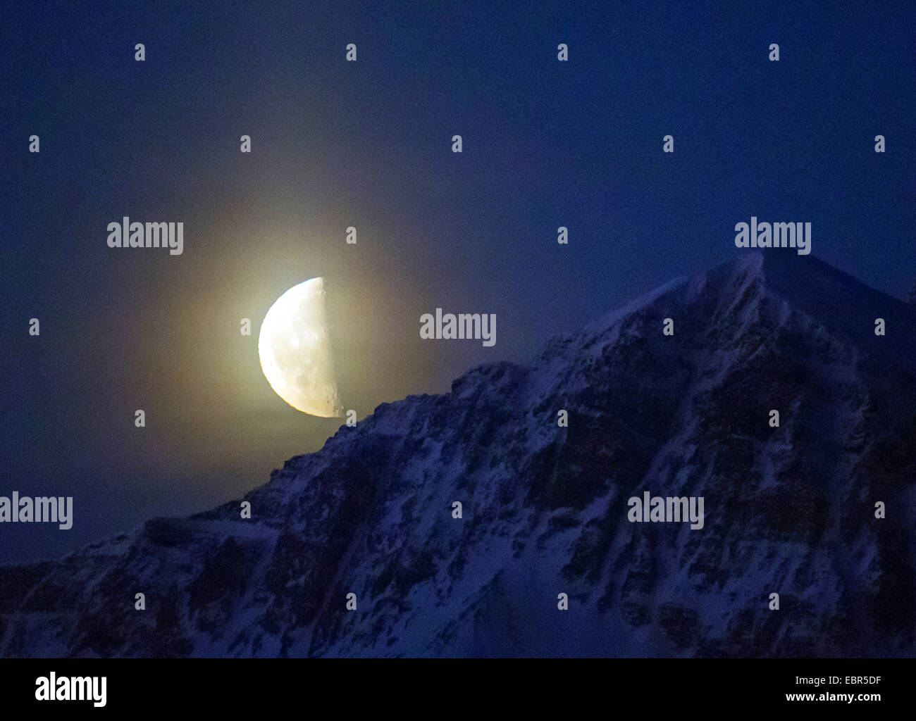 Mezza luna sul monte Bentsjordtinden, Norvegia, Troms, Tromsoe Foto Stock